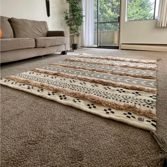 Wool Rug - Picture 5 of 7